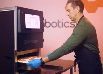 ربات پیتزاپز XRobotics ماهانه ۲۵هزار پیتزا می‌پزد