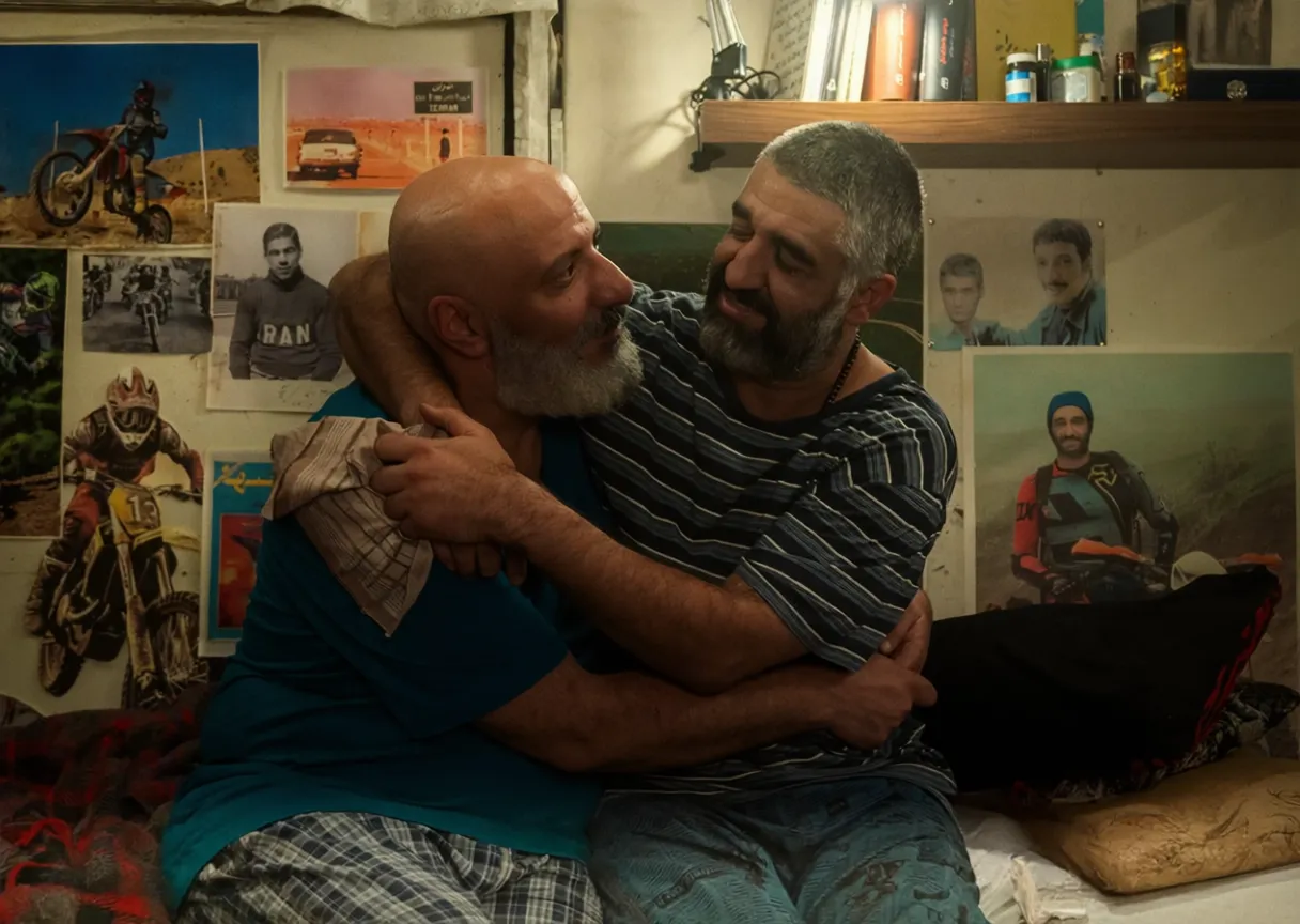 7 نکته درباره فیلم سینمایی دایناسور  داستان + بازیگران فیلم دایناسور