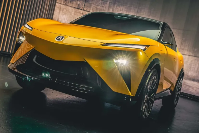 آکورا RSX؛ شاسی‌بلند برقی نرم‌افزارمحور