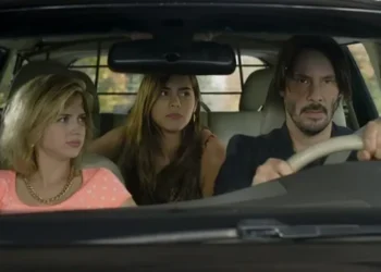 فیلم سینمایی تق تق (Knock Knock)؛ بازیگران، داستان فیلم و حواشی