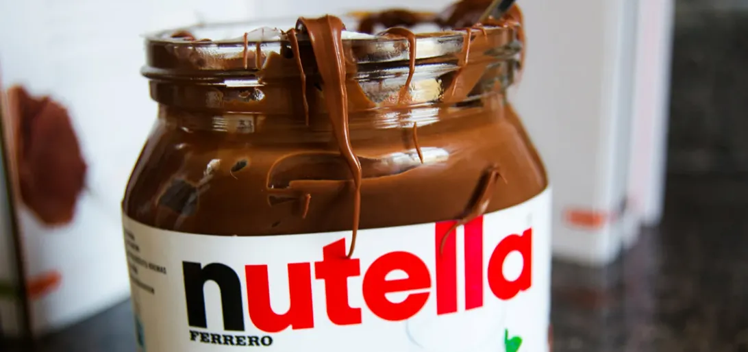 چرا حرف N در لوگوی Nutella مشکی است و بقیه حروف قرمز؟