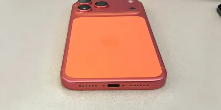 راز تغییر رنگ آیفون 17 پرو مکس؛ نارنجی که صورتی شد!