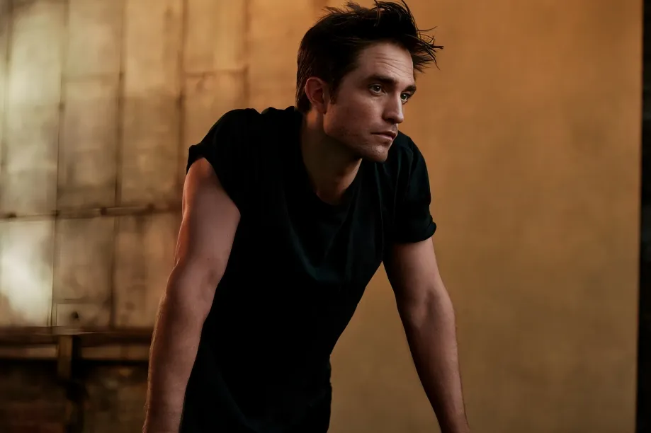 معرفی و داستان فیلم Mickey 17 (میکی 17)؛ کشف دنیای تاریک