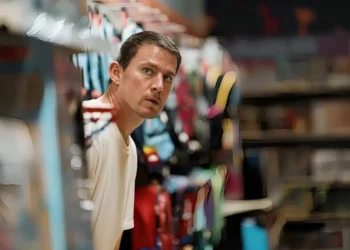 پیشنهاد فیلم Roofman 2025 (مرد پشت بامی)؛ زندگی روی سقف