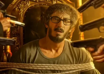 پیشنهاد فیلم مرد عینکی و ماجراهای خنده‌دار شباهت‌های مرگبار