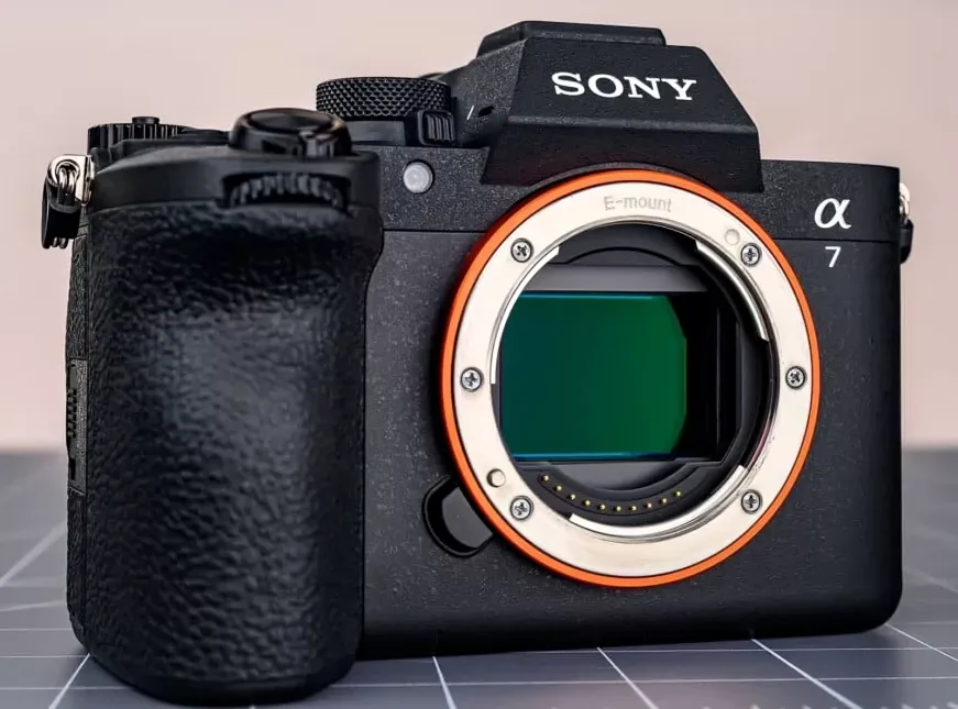 با Sony A7 V بدون محدودیت حرفه‌ای عکاسی کن