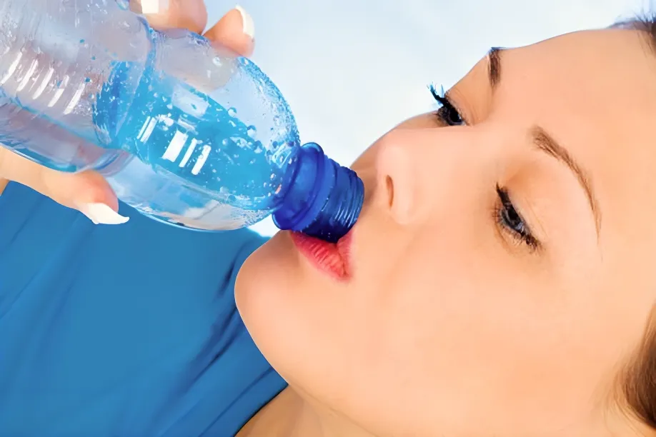 میکروپلاستیک در آب بطری؛ خطری پنهان که هرروز می‌نوشیم