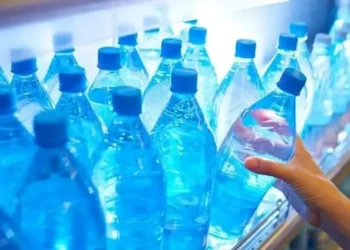 میکروپلاستیک در آب بطری؛ خطری پنهان که هرروز می‌نوشیم